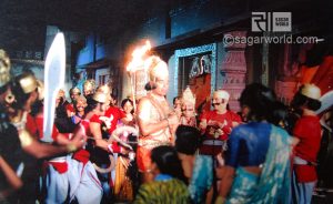 Soldiers trying to set a fire in the tail of Hanuman