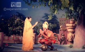 Sita gives blessings to Hanuman 